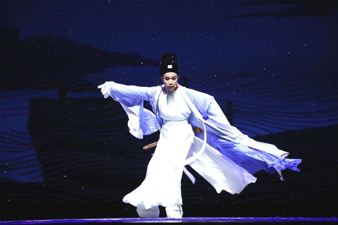 在舞台，打开我们的“文化故乡”